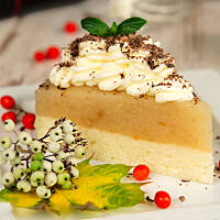 Warstwowe ciasta wyglądają elegancko i nie rozwarstwiają się, jeśli przed nałożeniem masy usuniemy biszkoptową skórkę.