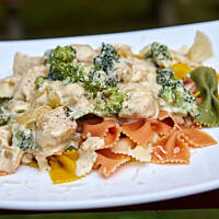 Pierś z kurczaka w sosie śmietanowo-brokułowym