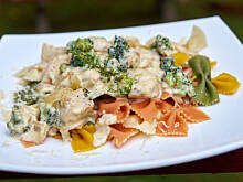 Fot. Wkn, Pierś z kurczaka w sosie śmietanowo-brokułowym