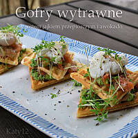 Gofry wytrawne z łososiem wędzonym, jajkiem przepiórczym i musem awokado
