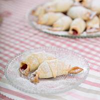 Rożki z kruchego ciasta z wiśniami