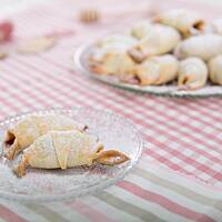 Rożki z kruchego ciasta z wiśniami