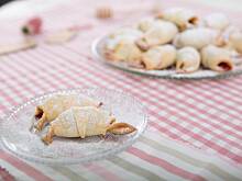 Fot. Mistrzowie Wypieków, Rożki z kruchego ciasta z wiśniami