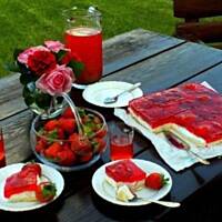 BISZKOPT Z TRUSKAWKAMI BITĄ ŚMIETANĄ I GALRETKĄ