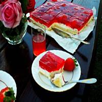 BISZKOPT Z TRUSKAWKAMI BITĄ ŚMIETANĄ I GALRETKĄ