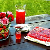 BISZKOPT Z TRUSKAWKAMI BITĄ ŚMIETANĄ I GALRETKĄ