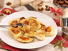 Fot. Wkn, Pierogi z kiszoną kapustą duszoną