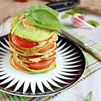 Śniadaniowy torcik szpinakowo - pomidorowy