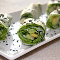 Rollsy wegetariańskie z jogurtowym dressingiem z ziołami