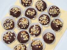 Fot. bing_translator, Praline with Marzipan, rum and nuts