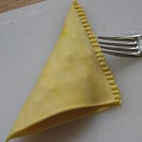 Pyszne trojkaty z ciasta francuskiego z nadzieniem