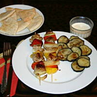 szaszłyk, smażony bakłażan, tzatziki i pitta