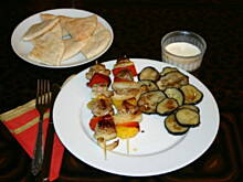 Fot. kolasia, szaszłyk, smażony bakłażan, tzatziki i pitta