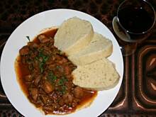 Fot. kolasia, gulasz z zająca + czeskie knedliki