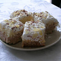 Ciasto z kremem karmelowo-czekoladowym i bitą śmie