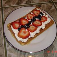 Gofry z bitą śmietaną i owocami