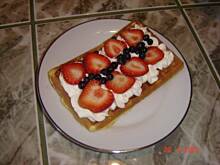 Fot. irena sikora, Gofry z bitą śmietaną i owocami