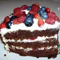 Tort czekoladowy z owocami i bitą śmietaną