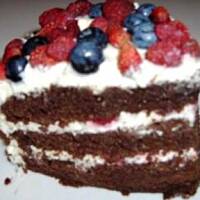 Tort czekoladowy z owocami i bitą śmietaną