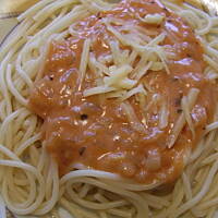 Spagetti z sosem cebulowym