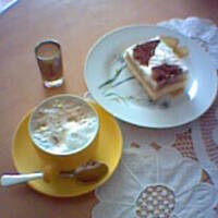 Biszkopt z kremem jabłkowym i bitą śmietaną