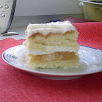 Jabłecznik zabajony z bitą śmietaną i twarogiem