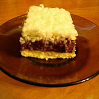 Biszkopt z kremem jagodowym i kokosem