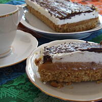 Ciasto karmelowo śmietanowe na okruszkowym spodzie