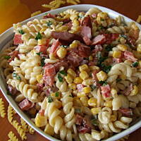 Sałatka makaronowa z kabanosem