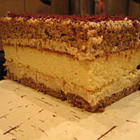 Sernik w cieście orzechowym