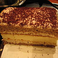 Sernik w cieście orzechowym