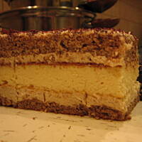 Sernik w cieście orzechowym