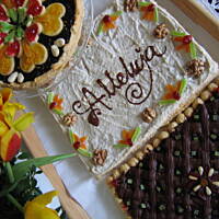 Mazurek karmelowy z bezą orzechową