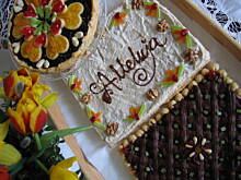 Fot. malbec, Mazurek karmelowy z bezą orzechową