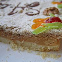 Mazurek karmelowy z bezą orzechową