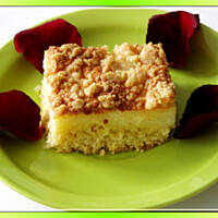 Pudding cake with crumble