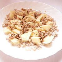 Owsianka z jabłkiem i orzechami