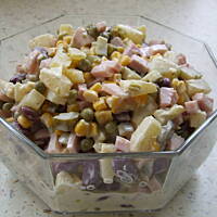 Sałatka imprezowa z czerwoną fasolką i ananasem