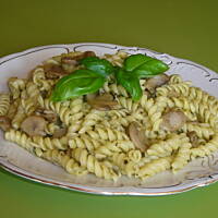 Makaron z pieczarkami i sosem pesto