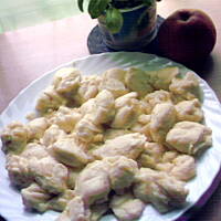 Kluski serowe w sosie jabłkowo-śliwkowym