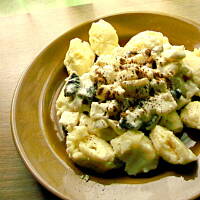 Kluski serowe w sosie jabłkowo-śliwkowym