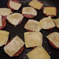 Smażone kiełbaski z żółtym serkiem