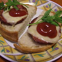 Smażone kiełbaski z żółtym serkiem