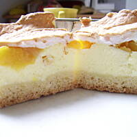 Sernik z brzoskwiniami i pianą na wierzchu Pyszny