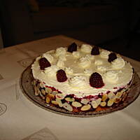 Tort z owocami leśnymi