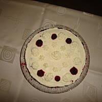 Tort z owocami leśnymi