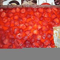 Aksamitny letni sernik z truskawkami i rabarbarem