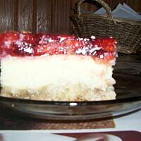 Aksamitny letni sernik z truskawkami i rabarbarem