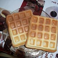 chupiące gofry z bitą śmietaną i truskawkami