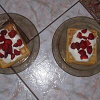 chupiące gofry z bitą śmietaną i truskawkami